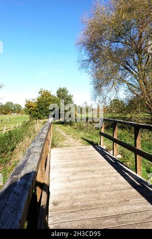 Fussgängerbrücke aus Holz über die Wipperau, Oetzen, Niedersachsen, Deutschland Stockfoto