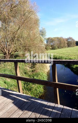 Fussgängerbrücke aus Holz über die Wipperau, Oetzen, Niedersachsen, Deutschland Stockfoto