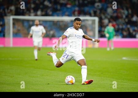 Madrid, Spanien. Oktober 2021. Rodrigo, Spieler von Real Madrid C.F., während der LaLiga Santander Runde 11 gegen Club Atletico Osasuna in Santiago Bernabeu. (Foto: Ivan Abanades Medina Credit: CORDON PRESS/Alamy Live News Stockfoto