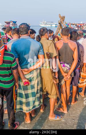 DUBLAR CHAR, BANGLADESCH - 14. NOVEMBER 2016: Hinduistische Anhänger während des Hautausschlag-Mela-Festivals auf der Insel Dublar Char Dubla in Bangladesch. Stockfoto