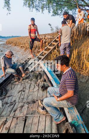 SUNDARBANS, BANGLADESCH - 14. NOVEMBER 2016: Touristen betreten ihr Boot während einer Sundarbans-Tour, Bangladesch. Stockfoto