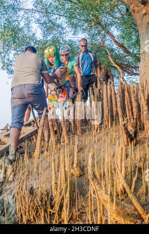 SUNDARBANS, BANGLADESCH - 14. NOVEMBER 2016: Touristen in einem Mangrovenwald von Sundarbans, Bangladesch. Stockfoto