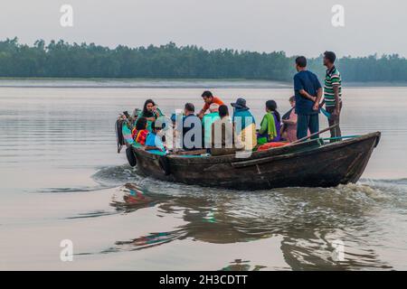 SUNDARBANS, BANGLADESCH - 14. NOVEMBER 2016: Touristen auf einem Boot während einer Sundarbans-Tour, Bangladesch. Stockfoto