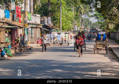 KHULNA, BANGLADESCH - 16. NOVEMBER 2016: Verkehr auf einer Straße in Khulna, Bangladesch Stockfoto