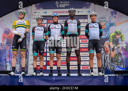 Sarah Roy, Ane Santesteban, Jessica Allen, Teniel Campbell, Janneke Ensing vom Team BikeExchange bei der Vorbereitung auf das Radrennen der Women's Tour, Etappe 4 Stockfoto