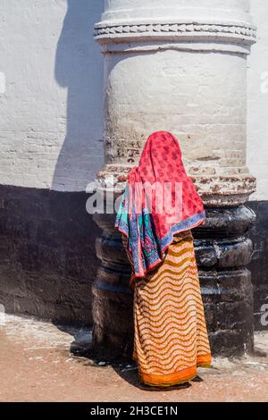 BAGERHAT, BANGLADESCH - 16. NOVEMBER 2016: Muslimische Frau an der Wand des Grabes von Khan Jahan Ali in Bagerhat, Bangladesch Stockfoto