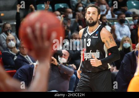 Bologna, Italien. Oktober 2021. Marco Belinelli (Segafredo Virtus Bologna) während des Eurocup-Turniermatches Segafredo Virtus Bologna vs. Ratiopharm Ulm at the Paladozza Sports Palace - Bologna, 27. Oktober 2021 Quelle: Independent Photo Agency/Alamy Live News Stockfoto