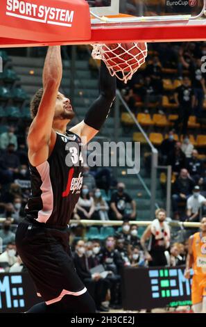 Bologna, Italien. Oktober 2021. Kyle Weems (Segafredo Virtus Bologna)während des Eurocup-Turniermatches Segafredo Virtus Bologna vs. Ratiopharm Ulm at the Paladozza Sports Palace - Bologna, 27. Oktober 2021 Quelle: Independent Photo Agency/Alamy Live News Stockfoto