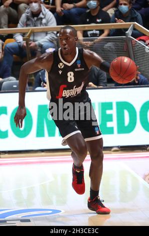 Bologna, Italien. Oktober 2021. Kevin Hervey (Segafredo Virtus Bologna) während des Eurocup-Turniermatches Segafredo Virtus Bologna vs. Ratiopharm Ulm at the Paladozza Sports Palace - Bologna, 27. Oktober 2021 Quelle: Independent Photo Agency/Alamy Live News Stockfoto