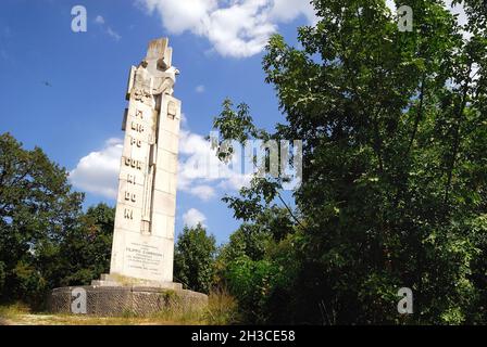 WWI, San Martino del Carso, Friaul Julisch Venetien, Italien. In der Nähe des Grabens mit dem Namen 'trincea delle frasche' kann man den Gedenkstein sehen, der Filippo Corridoni gewidmet ist. Er war vor dem Krieg Gewerkschaftsvertreter gewesen und starb in diesem Viertel am 23. Oktober 1915. Das 23 Meter hohe Denkmal wurde 1933 vom Bildhauer Francesco Ellero errichtet, um dem Willen von Benito Mussolini zu entsprechen, der an seinen alten Freund, der im Krieg gestorben war und seinen Körper ohne Identifizierung verloren hatte, erinnern wollte. Die faschistische Skulptur, das Denkmal Schuhe die Symbole jener Epoche : der offene römische Hagel, der Osten Stockfoto