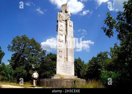 WWI, San Martino del Carso, Friaul Julisch Venetien, Italien. In der Nähe des Grabens mit dem Namen 'trincea delle frasche' kann man den Gedenkstein sehen, der Filippo Corridoni gewidmet ist. Er war vor dem Krieg Gewerkschaftsvertreter gewesen und starb in diesem Viertel am 23. Oktober 1915. Das 23 Meter hohe Denkmal wurde 1933 vom Bildhauer Francesco Ellero errichtet, um dem Willen von Benito Mussolini zu entsprechen, der an seinen alten Freund, der im Krieg gestorben war und seinen Körper ohne Identifizierung verloren hatte, erinnern wollte. Die faschistische Skulptur, das Denkmal Schuhe die Symbole jener Epoche : der offene römische Hagel, der Osten Stockfoto