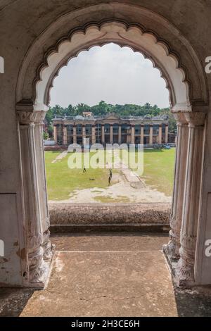 PUTHIA, BANGLADESCH - 10. NOVEMBER 2016: Blick auf den Puthia Palast vom Dol Mandir Tempel im Dorf Puthia, Bangladesch Stockfoto