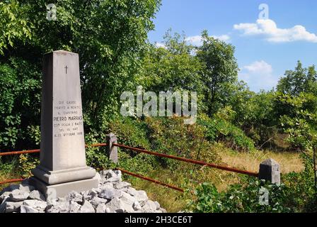 WWI, San Martino del Carso, Friaul Julisch Venetien, Italien. Trincea delle Frasche, Gedenkstein an Capitano Pietro Marras der in der Schlacht gefallenen Brigata Sassari gewidmet. Stockfoto