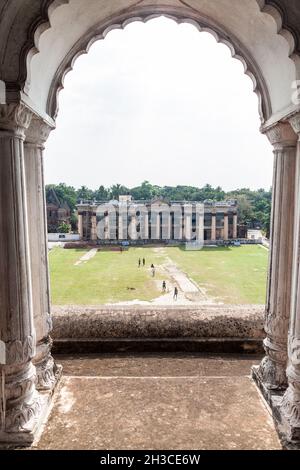 PUTHIA, BANGLADESCH - 10. NOVEMBER 2016: Blick auf den Puthia Palast vom Dol Mandir Tempel im Dorf Puthia, Bangladesch Stockfoto