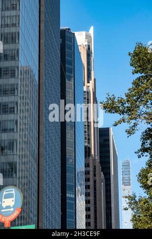 Bürogebäude an der 6. Avenuet, vom Bryant Park aus gesehen, 2021, NYC, USA Stockfoto