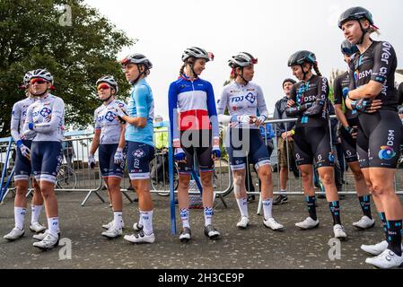 Eugenie Duval, Victorie Guilman, Jade Wiel, Clara Copponi, Evita Muzic, Maelle Grossete vom Team FDJ, Lorena Wiebes vom Team DSM bei der Women's Tour 4 Stockfoto