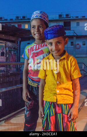 MORRELGANJ, BANGLADESCH - 18. NOVEMBER 2016: Zwei einheimische Jungen auf einem Pier im Dorf Morrelganj, Bangladesch Stockfoto