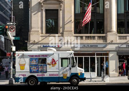 Ice Cream Truck parkte an der Fifth Avenue, 2021, NYC, USA Stockfoto