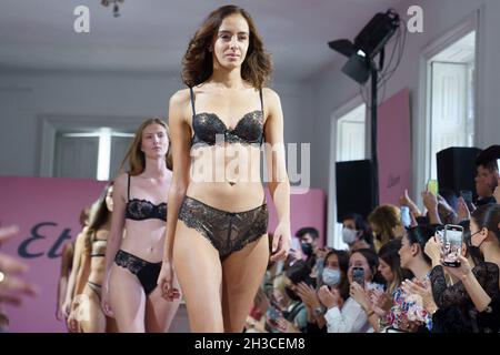 Madrid, Spanien. Oktober 2021. Models laufen während der Etam-Modenschau auf der Piste. (Foto: Atilano Garcia/SOPA Images/Sipa USA) Quelle: SIPA USA/Alamy Live News Stockfoto