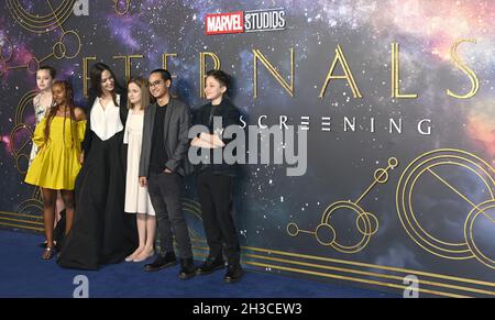 Foto muss gutgeschrieben werden ©Alpha Press 079965 27/10/2021 Angelina Jolie und Kinder Shiloh Jolie Pitt Zahara Jolie Pitt Vivienne Jolie Pitt Maddox Jolie Pitt und Knox Jolie Pitt Eternals UK Premiere in London Stockfoto