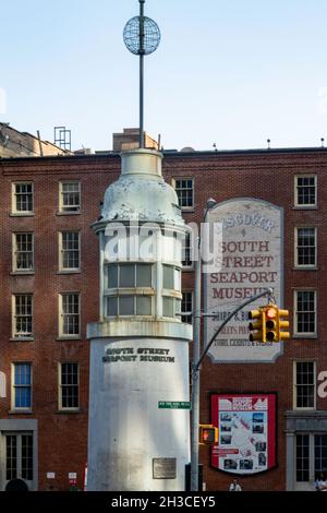 The Titanic Memorial Lighthouse, South Street Seaport, NYC, USA, 2021 Stockfoto