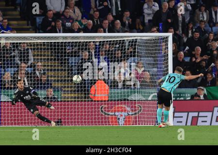 Leicester, Großbritannien. Oktober 2021. Alexis Mac Allister #10 von Brighton & Hove Albion erzielt seine Strafe beim Schießerei in Leicester, Großbritannien am 10/27/2021. (Foto von Mark Cosgrove/News Images/Sipa USA) Quelle: SIPA USA/Alamy Live News Stockfoto