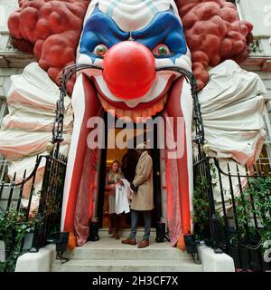 Am Eingang zum Annabel Private Club am Berkeley Square steht ein Türsteher mit einer Fassade im Halloween-Stil. London Stockfoto