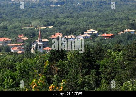 San Martino del Carso, Friaul Julisch Venetien, Italien. San Martino del Carso wurde während des Ersten Weltkriegs im Rahmen der Kämpfe um die Eroberung des Monte San Michele vollständig zerstört und dann in einer niedrigeren Höhe wieder aufgebaut. Stockfoto