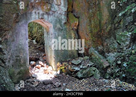 Mount San Michele, Friaul Julisch Venetien, Italien. Österreichisch-ungarischer Berg San Michele : Höhle des Generals Lukachich. Die Höhle wurde von General Lukachich als Hauptquartier genutzt, das der Front am nächsten war. Stockfoto