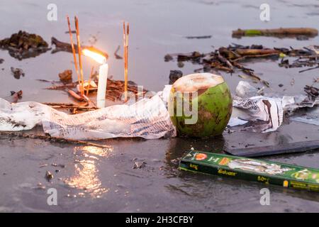 DUBLAR CHAR, BANGLADESCH - 14. NOVEMBER 2016: Überreste von Angeboten während des Hautausschlag-Mela-Festivals auf der Insel Dublar Char Dubla in Bangladesch. Stockfoto