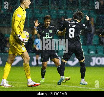 Easter Road, Edinburgh, Großbritannien. Oktober 2021. Schottischer Premier League-Fußball, Hibernian gegen Celtic; Kyogo Furuhashi von Celtic feiert mit Joao Pedro Neves Filipe Jota von Celtic, nachdem er in der 30. Minute 3-0 zu Celtic erreicht hat.Credit: Action Plus Sports/Alamy Live News Stockfoto