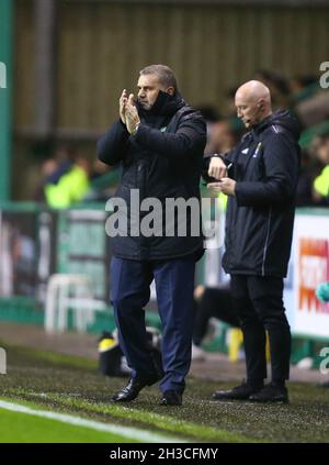 Easter Road, Edinburgh, Großbritannien. Oktober 2021. Schottischer Premier League-Fußball, Hibernian gegen Celtic; Celtic Manager Angelos Postecoglou applaudiert Cameron Carter-Vickers von Celtic, nachdem er in der 14. Minute 2-0:0 gegen Celtic erreicht hat.Credit: Action Plus Sports/Alamy Live News Stockfoto