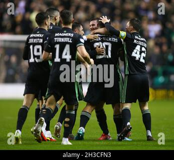 Easter Road, Edinburgh, Großbritannien. Oktober 2021. Fußball der schottischen Premier League, Hibernian gegen Celtic; Celtic-Spieler umgeben Cameron Carter-Vickers von Celtic, der sein Tor feiert, nachdem er Celtic in der 14. Minute in die 2-0. Führung versetzt hat.Credit: Action Plus Sports/Alamy Live News Stockfoto