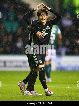 Easter Road, Edinburgh, Großbritannien. Oktober 2021. Schottischer Premier League-Fußball, Hibernian gegen Celtic; Kyogo Furuhashi von Celtic feiert, nachdem er in der 30. Minute 3-0 zu Celtic erreicht hat Credit: Action Plus Sports/Alamy Live News Stockfoto