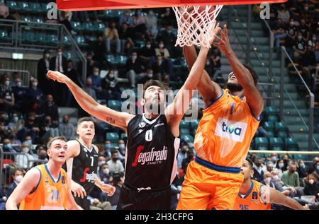 Bologna, Italien. Oktober 2021. Amedeo Tessitori (Segafredo Virtus Bologna)während des Eurocup-Turniermatches Segafredo Virtus Bologna gegen. Ratiopharm Ulm at the Paladozza Sports Palace - Bologna, 27. Oktober 2021 Quelle: Independent Photo Agency/Alamy Live News Stockfoto