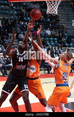 Bologna, Italien. Oktober 2021. Mouhammadou Jaiteh (Segafredo Virtus Bologna) 1Durch das Eurocup-Turnier-Spiel Segafredo Virtus Bologna vs. Ratiopharm Ulm at the Paladozza Sports Palace - Bologna, 27. Oktober 2021 Quelle: Independent Photo Agency/Alamy Live News Stockfoto