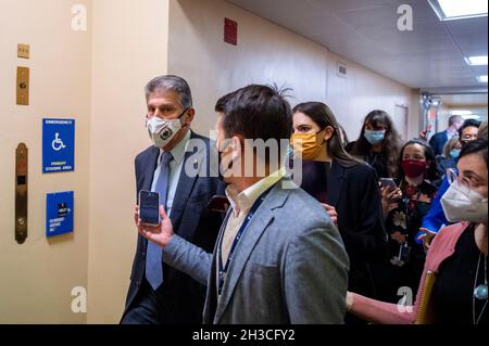 Washington, Vereinigte Staaten. Oktober 2021. Der US-Senator Joe Manchin III (Demokrat von West Virginia) spricht mit Reportern, als er am Mittwoch, den 27. Oktober 2010, bei einer Abstimmung im US-Kapitol in Washington, DC, zur Senatskammer kommt. Kredit: Rod Lampey/CNP/dpa/Alamy Live Nachrichten Stockfoto