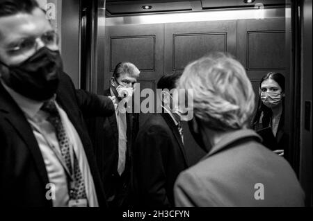 Washington, Vereinigte Staaten. Oktober 2021. Der US-Senator Joe Manchin III (Demokrat von West Virginia) kommt am Mittwoch, den 27. Oktober 2010, bei einer Abstimmung im US-Kapitol in Washington, DC, in die Senatskammer. Kredit: Rod Lampey/CNP/dpa/Alamy Live Nachrichten Stockfoto