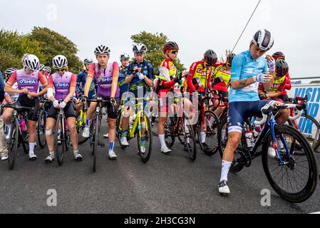 Radsportlerinnen versammelten sich zum Start der vierten Etappe des Radrennens der AJ Bell Women's Tour in Shoeburyness, Essex, Großbritannien. Teamfahrer warten auf den Start Stockfoto