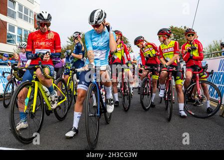 Radsportlerinnen versammelten sich zum Start der vierten Etappe des Radrennens der AJ Bell Women's Tour in Shoeburyness, Essex, Großbritannien. Teamfahrer. Trikot-Gewinner Stockfoto