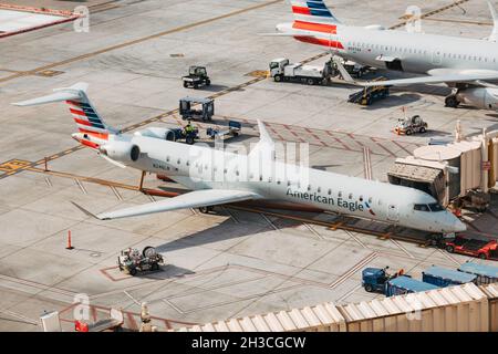 Ein Regionaljet des American Eagle Canadair CRJ-900 parkte am Gate des Phoenix Sky Harbor Airport, Arizona Stockfoto