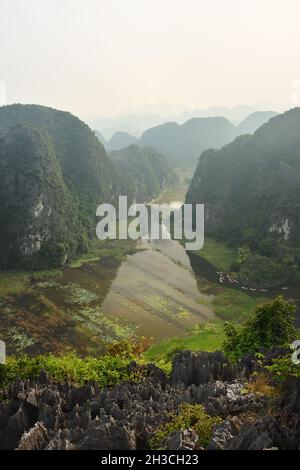 Karste vom Aussichtspunkt Mua Cave, Tam Coc, Ninh Binh, Vietnam Stockfoto