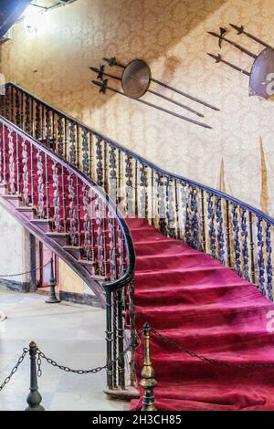 DHAKA, BANGLADESCH - 22. NOVEMBER 2016: Treppe in Ahsan Manzil, ehemaliges Wohnhaus des Nawab von Dhaka, Bangladesch Stockfoto