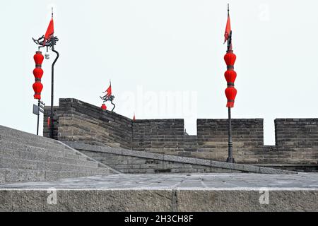 Chinesische rote Laternen-rote Fahnen-Zinnen und Gehweg-Stadtmauer Yongning-South Gate. XI'an-China-1592 Stockfoto