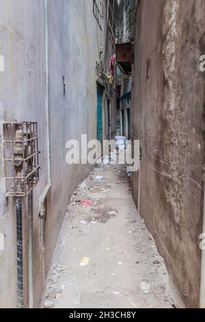 Sehr schmale Gasse in Old Dhaka, Bangladesch Stockfoto