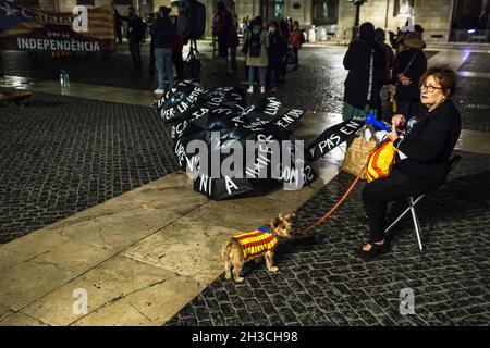 Barcelona, Katalonien, Spanien. Oktober 2021. Eine Gruppe von katalanischen Unabhängigen aus verschiedenen Städten Kataloniens hat einen fackelzug vom Parlament Kataloniens zur Allgemeinheit Kataloniens durchgeführt, der eine Fackelzug durch das katalanische Parlament und die katalanische Nationalversammlung, Die gegenwärtige Regierung Kataloniens aufzufordern, nicht mit der spanischen Regierung zu einverstanden zu sein und die Unabhängigkeitsagenda der vorherigen Regierungen zurückzugeben. Die Demonstration stand unter dem Motto „'Unabhängigkeit oder Demission'“ (Bild: © Thiago Prudencio/DAX via ZUMA Press Wire) Stockfoto