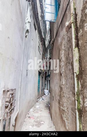 Sehr schmale Gasse in Old Dhaka, Bangladesch Stockfoto