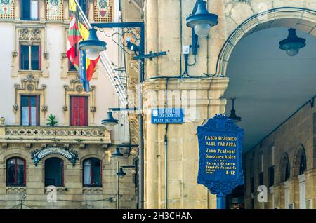 PORTUGALETE, SPANIEN - 7. JULI 2021: Zweisprachiges Schild auf Spanisch und Baskisch, das den Eingang zu den Fußgängerzonen des historischen Zentrums von Portu anzeigt Stockfoto