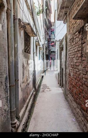 Sehr schmale Gasse in Old Dhaka, Bangladesch Stockfoto