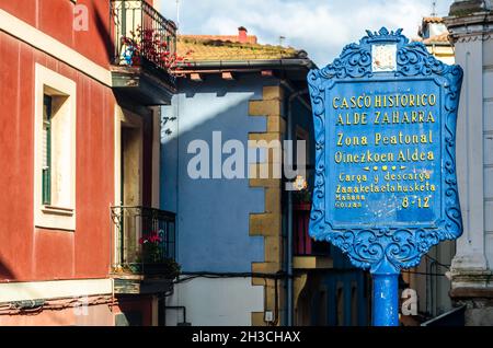 PORTUGALETE, SPANIEN - 7. JULI 2021: Zweisprachiges Schild auf Spanisch und Baskisch, das den Eingang zu den Fußgängerzonen des historischen Zentrums von Portu anzeigt Stockfoto